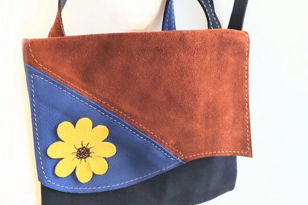 Geanta din piele naturala cu design multicolor si dalie