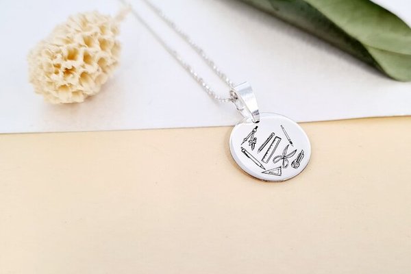 Lantisor personalizat cu simbol materie scoala - Tehnologie - Banut de 15 mm cu lantisor - Argint 925