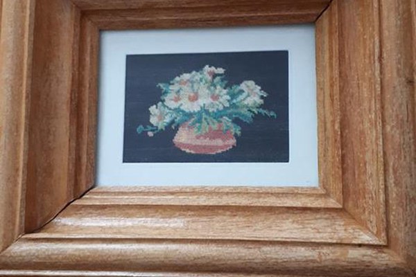 Tablou goblen “ Flori de camp” ,  rama din lemn lacuita +sticla protectie (Dimensiuni goblen 22.0 x 26 cm )