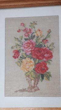 Tablou goblen “ Vas cu trandafiri” ,  rama din lemn lacuita +sticla protectie (Dimensiuni goblen 25.0 x 30 cm ) - 1