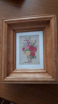 Tablou goblen “ Vas cu trandafiri” ,  rama din lemn lacuita +sticla protectie (Dimensiuni goblen 25.0 x 30 cm ) - 2