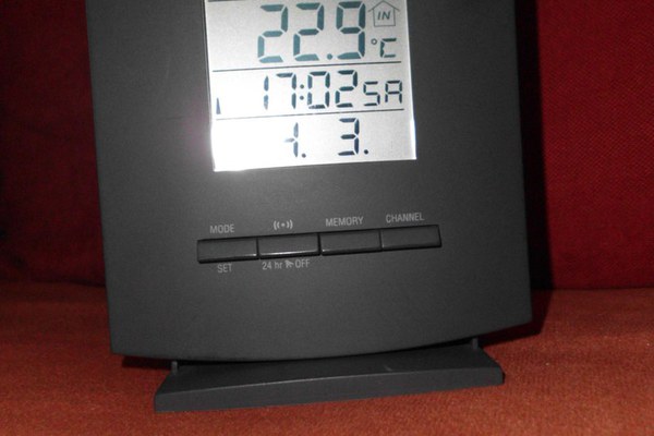 Ceas digital de birou afisaj LCD / data / temperatura interior - exterior / 2 alarme