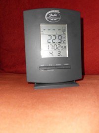 Ceas digital de birou afisaj LCD / data / temperatura interior - exterior / 2 alarme - 15