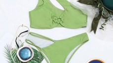 Costum de baie 2 piese cu decupaj si prindere pe un umar verde
