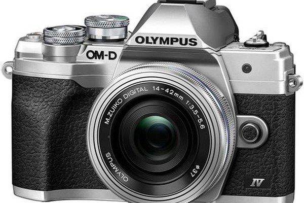 Aparat foto Mirrorless Olympus E-M10 Mark IV + obiectiv M.Zuiko Digital ED 14-42mm F3.5-5.6 EZ (pancake zoom), Argintiu