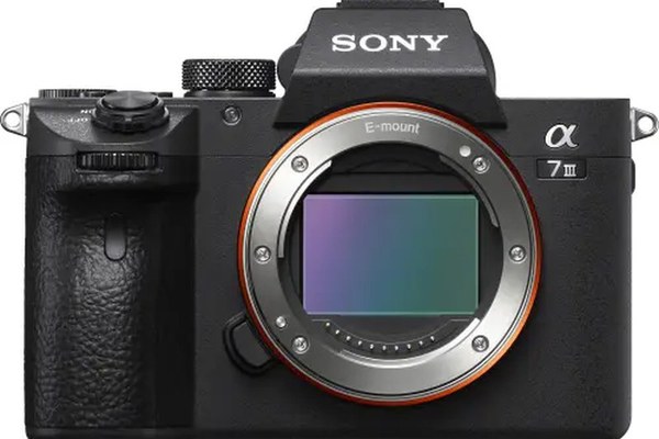 Aparat foto Mirrorless Sony Alpha A7III, 24.2 MP, Full-Frame, Body, E-Mount, 4K HDR, 4D Focus, Wi-Fi, NFC, ISO 100-51200, Negru