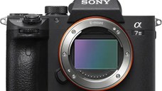 Aparat foto Mirrorless Sony Alpha A7III, 24.2 MP, Full-Frame, Body, E-Mount, 4K HDR, 4D Focus, Wi-Fi, NFC, ISO 100-51200, Negru