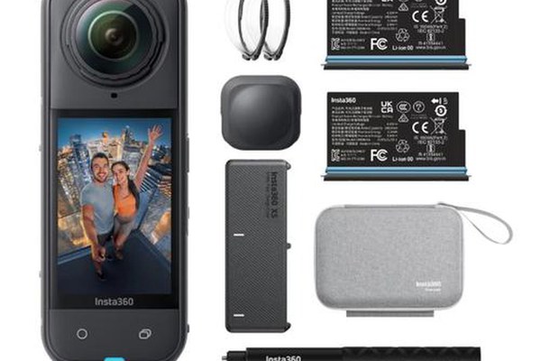 Camera Video de Actiune Insta360 X5 Essenials Bundle, Filmare 360, 8K, Foto 72 MP/18 MP, Wi-Fi, USB, Giroscop 6 axe, Bluetooth, Waterproof 15m (Negru)