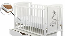 Patut BabyNeeds Timmi Girafa, 120x60 cm, alb, din pin si MDF, cu sertar si saltea Cocos Confort de 8 cm