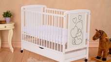 Patut din lemn, 120x60 cm, Cu sertar, Din lemn de pin si mdf, Stabil si rezistent, Inaltime saltea reglabila pe 3 nivele, Laterala cu 3 bete detasabile, EN716-1, EN716-2, Alb, Qmini, Timmi Heart + Saltea 10 cm