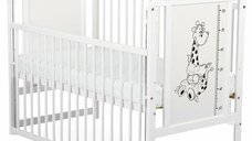 Patut din lemn pentru bebelusi Timmi Girafa, 120x60 cm, cu laterala culisanta, alb, din lemn de pin si MDF