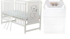 Set mobilier BabyNeeds pentru camera copilului, patut Timmi 120x60 cm din pin si MDF cu somiera reglabila, saltea cocos-burete-cocos de 8 cm si comoda Waldi Qmini cu masuta de infasat, alb