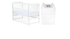 Set mobilier pentru copii Qmini: Patut din lemn de pin cu roti, laterala culisanta, somiera reglabila, Saltea cocos-burete-cocos, Comoda cu masuta, Alb