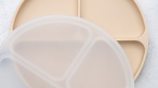 Farfurie compartimentata din silicon cu ventuza si capac, AppeKids - Bubble Beige