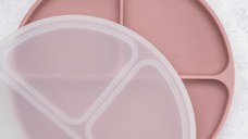 Farfurie compartimentata din silicon cu ventuza si capac, AppeKids - Old Rose