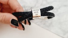 Bratara barbateasca - Cilindru cu mesaj personal - Argint 925 - 2 straturi piele impletita groasa - Inchizatoare carabina