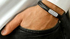 Bratara barbateasca cu piele lata neagra impletita - Placuta cu gravura personalizata - Argint 925 - Inchizatoare neagra inox Bratara barbateasca cu piele lata neagra impletita - Placuta cu gravura personalizata - Argint 925 - Inchizatoare neagra inox