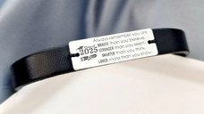 Bratara barbateasca cu piele neagra - Placuta personalizata cu text absolvire- Argint 925 - Inchizatoare neagra inox