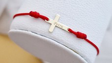 Bratara Cruciulita de 15 mm - Nume gravat - Aur Galben 9K - Snur reglabil de diverse culori