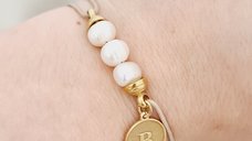 Bratara cu Perle - Initiala in profunzime - Model 3 perle si charm banut cu gravura inversa - Argint 925 placat cu Aur Galben 18K - Snur reglabil