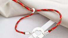 Bratara personalizata - Banut 15 mm cu inima decupata - Argint 925 - Snur 2 mm paracord, colorat si reglabil