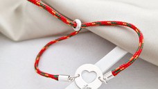 Bratara personalizata - Banut 15 mm cu inima decupata - Argint 925 - Snur 2 mm paracord, colorat si reglabil