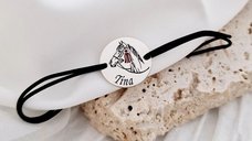 Bratara personalizata Chic Bijoux cu banut Cal si ciucure rosu, Argint 925, snur reglabil
