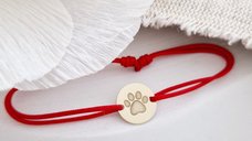 Bratara personalizata cu banut de 10 mm - Gravura cu labuta - Aur galben 14K si snur ajustabil