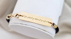 Bratara Placuta gravata cu text - Argint 925 placat cu Aur 18k, piele impletita