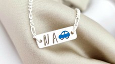 Bratara placuta simbol masinuta - initiale personalizate - Argint 925 - Cu lantisor fata/baiat