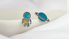 Cercei personalizati cu Astronaut si Planeta - email colorat - Argint 925 - inchidere surub