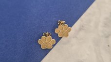 Cercei personalizati cu labuta si initiala - Argint 925 placat cu Aur 18K, sistem surub