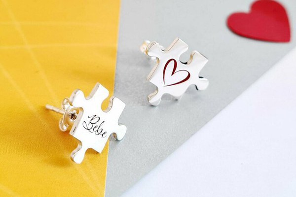 Cercei personalizati - Piesa de puzzle gravata/decorata cu email colorat - Argint 925 - inchizatoare surub