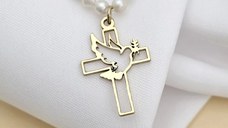 Colier Credinta si Lumina - Pandantiv Cruce cu Porumbel & Sirag de Perle - Argint 925 placat cu Aur Galben 18K Colier Credinta si Lumina - Pandantiv Cruce cu Porumbel & Sirag de Perle - Argint 925 placat cu Aur Galben 18K