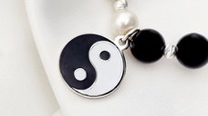 Colier cu Perle & Onix - Pandantiv Yin Yang - Model echilibrat cu perle albe, bilute si pietre onix - Argint 925