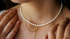 Colier cu perle rice albe si pandantiv lebada aurie, Argint 925 placat cu Aur Galben 18K
