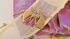 Colier personalizat cu email roz - Familia 4 membri in stil picaturi - Argint 925 placat cu Aur Galben 18K