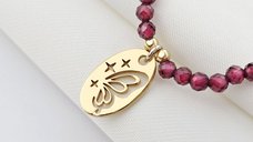 Lantisor Butterfly - Pietre Granat & Pandantiv cu Aripa Fluturas - Argint placat cu Aur Galben 18K