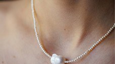 Lantisor cu Perle - Eleganta imaculata - Model sirag de perle mici si o perla Baroque - Inchizatoare Argint 925