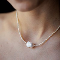 Lantisor cu Perle - Eleganta imaculata - Model sirag de perle mici si o perla Baroque - Inchizatoare Argint 925 - 1
