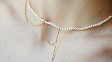 Lantisor cu Perle - Iesirea din labirint - Model sirag perle mici conectate cu un lant si pandantiv cheie - Argint 925 placat cu Aur Galben 18K