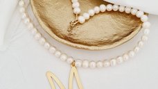 Lantisor cu Perle - Majuscula intensa - Model sirag perle cu initiala mare - Argint 925 placat cu Aur Galben 18K