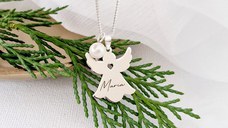 Lantisor festiv - Iubire Angelica - Pandantiv inger cu inima decupata, nume si charm perla - Argint 925