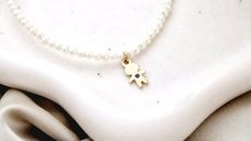 Lantisor Fior al Inocentei - Model cu sirag de perle si pandantiv baiat cu Safir - Argint 925 placat cu Aur Galben 18K