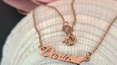 Lantisor personalizat cu nume si simbol fluture - Font elegant - Argint 925 placat cu Aur Roz 18K