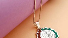 Lantisor personalizat decorat cu email - Pandantiv sub forma de floare - Gravura imbratisare mama&fiu si text - Argint 925
