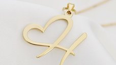 Lantisor personalizat - Pandantiv cu initiala personalizata si inima - Argint placat cu Aur Galben 18K