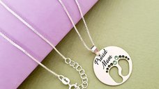 Lantisor personalizat Proud Mom cu picioruse decupate si cristale Swarovski - Argint 925