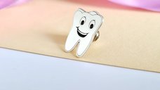Pin Personalizat - Dinte Zambaret din Argint 925