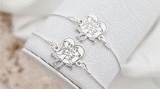 Set 2 bratari personalizate - Model decupat - 2 fete/surori/prietene imbratisate - Argint 925 - lantisor